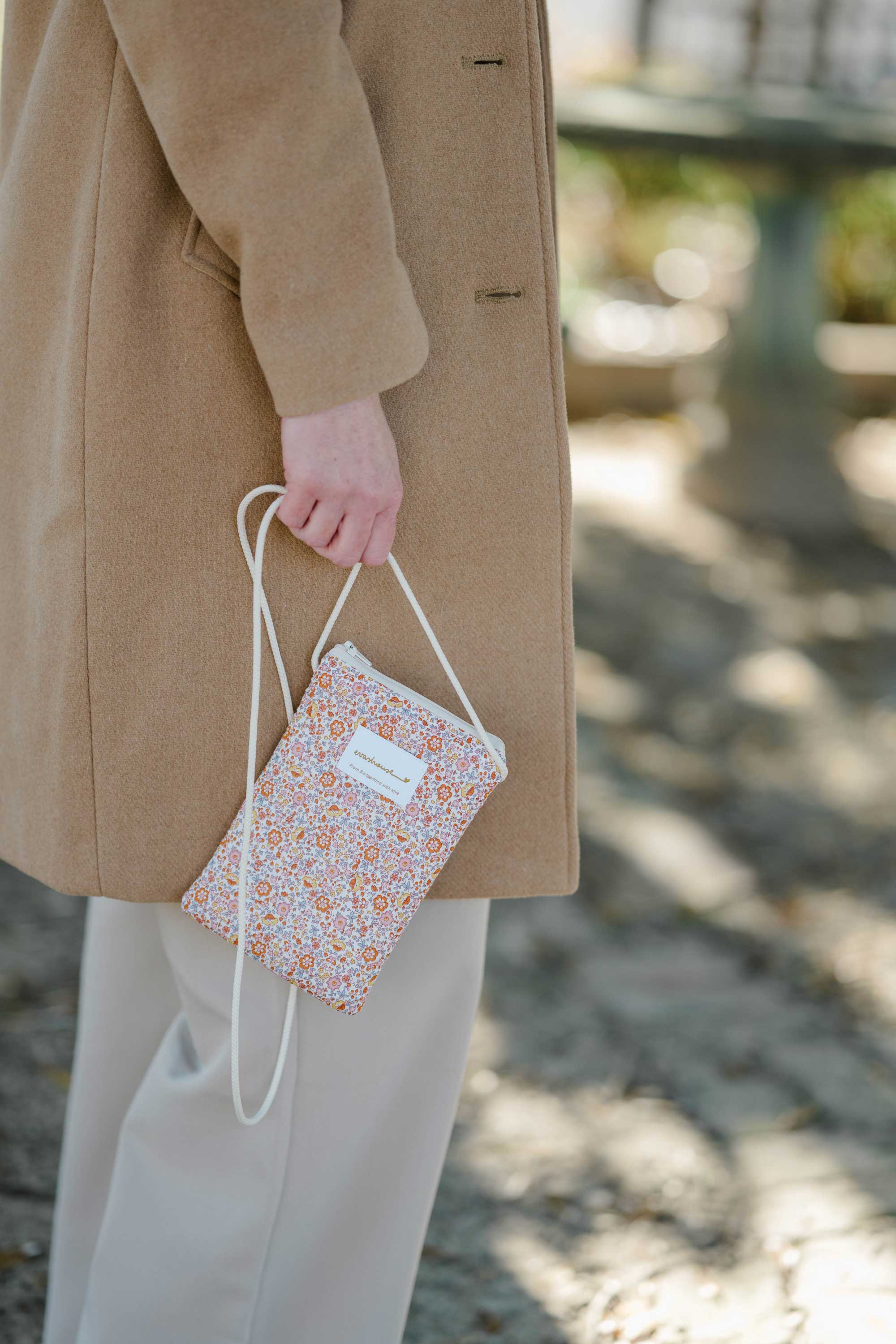 Eva's House Winter Flowers Cell Phone Purse